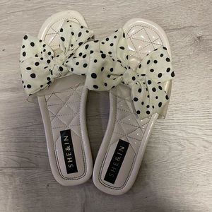 SHE&IN Women’s White/Clear Slipper with Bow